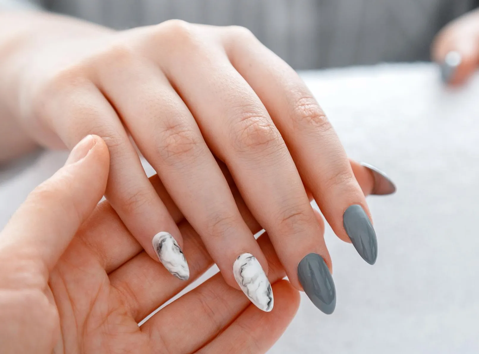 Protez Tırnak mı Kalıcı Oje mi? Seçim Rehberi