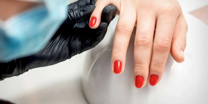 Acrylic Nails vs. Gel Polish: Which One Is Right for You?