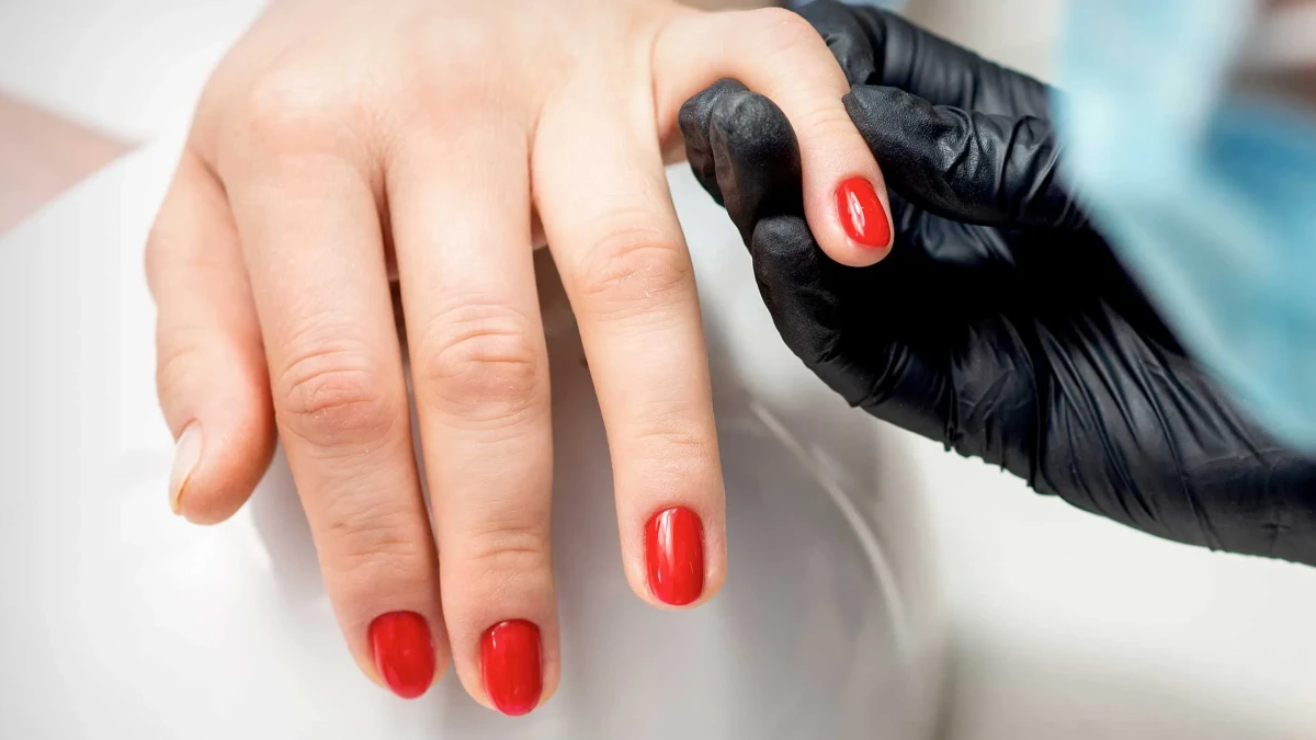 Shellac Gel Manicure: Expert Care at Renew & Revive